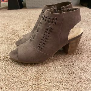 Tapue open toe heels